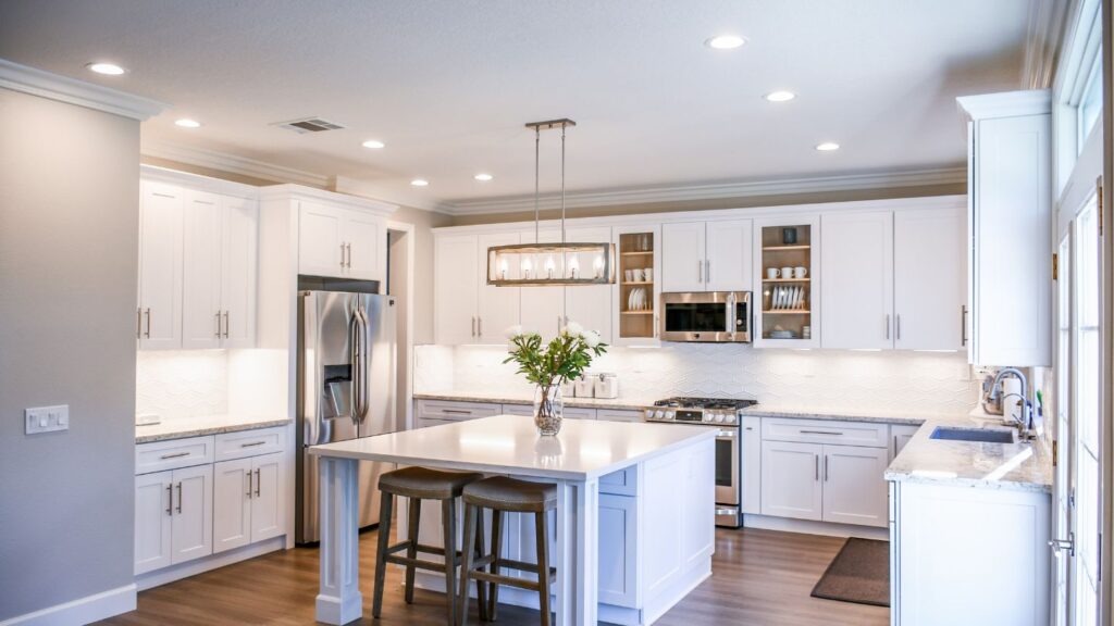 BEAUTIFUL WHITE KITCHEN WITH ISLAND