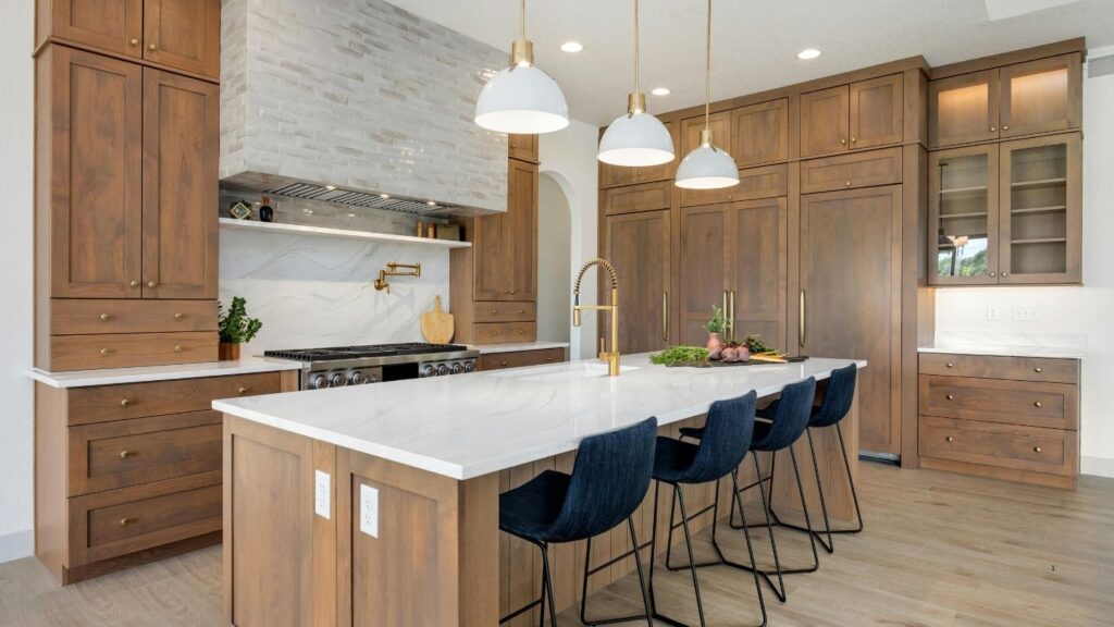 OAK KITCHEN WITH BRASS FINISHES
