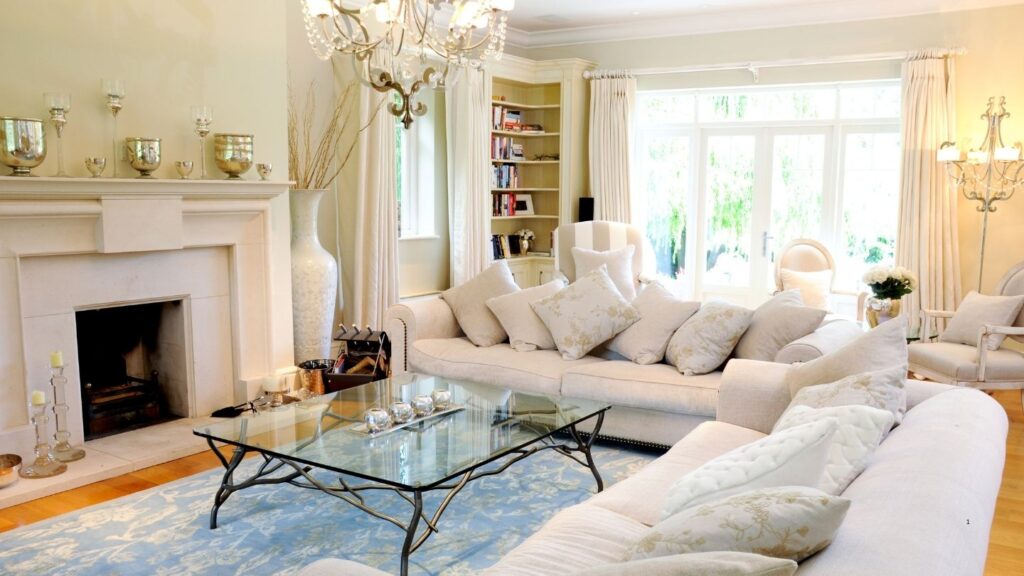 WHITE LIVINGROOM WITH LARGE SOFAS