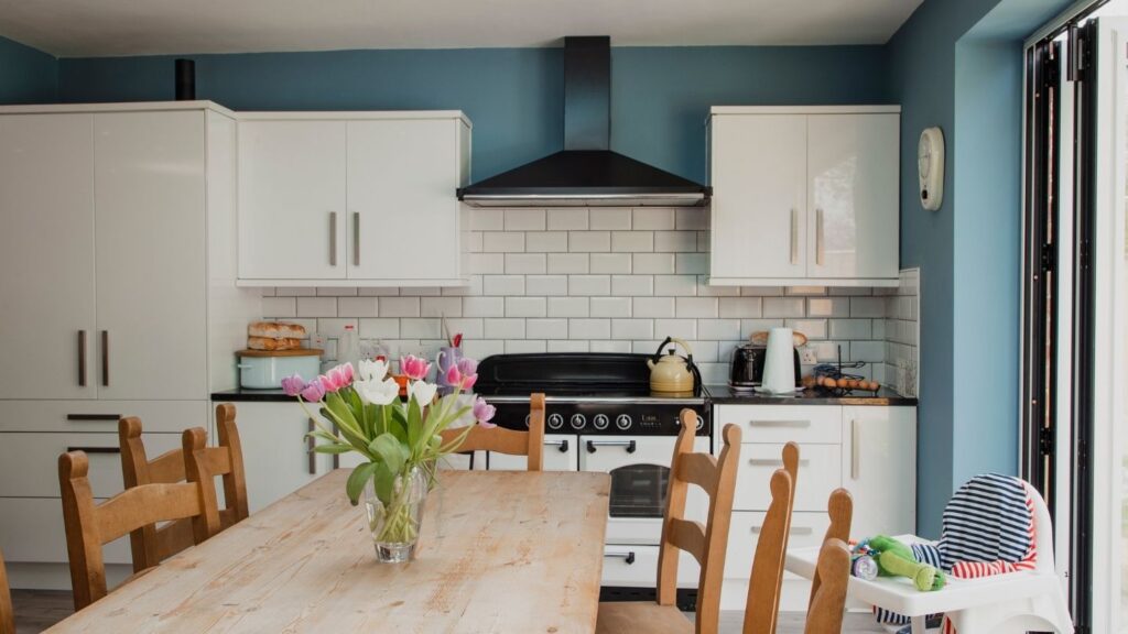 KITCHEN DINING ROOM WITH UNDERGROUND BACK SPLASH