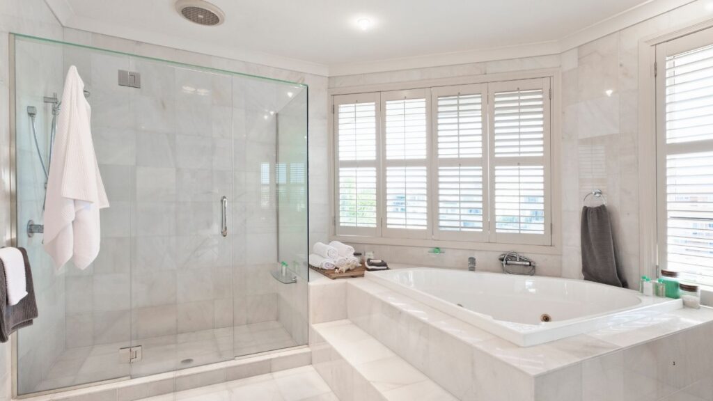 BUILT IN CORNER BATH LARGE ENCLOSED SHOWER