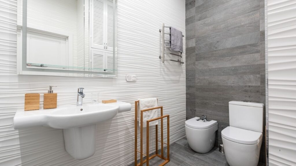 WHITE GREY TILES FREE STANDING TOILET AND BIDET