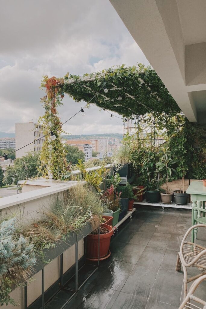 ROMANTIC BALCONY GARDEN